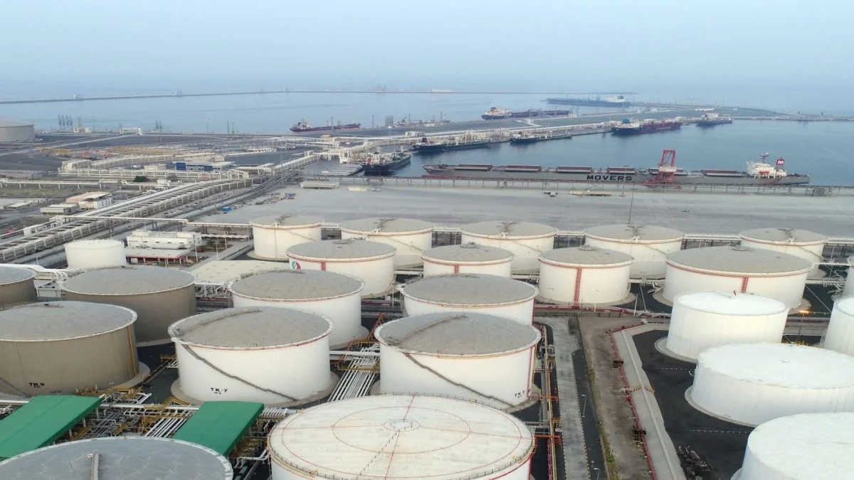 Hormuz Reopens, Brent Dips as Iran War Premium Eases