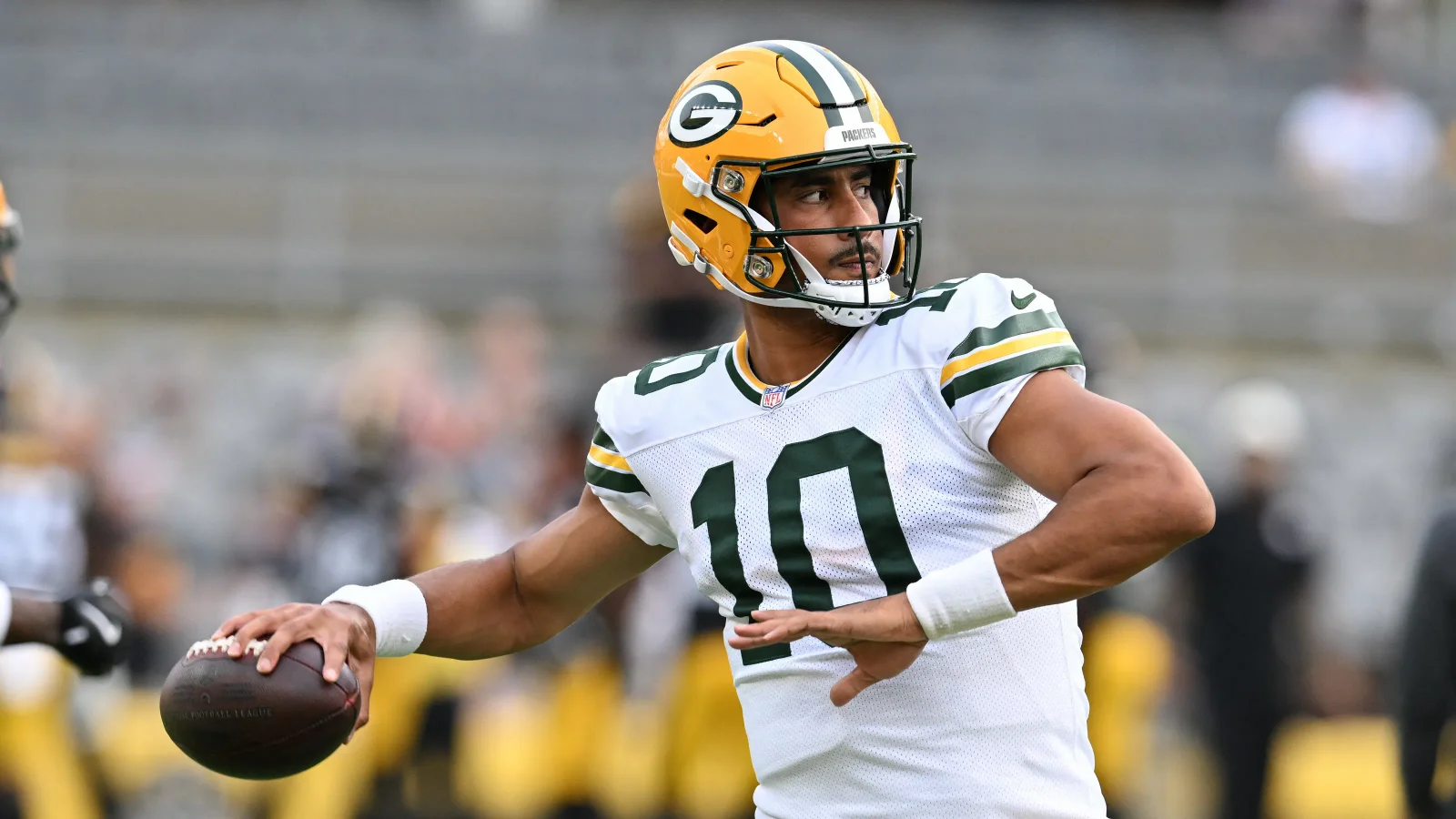 Smack's 58-yard boot sparks Packers, but they trail 10-6 at halftime