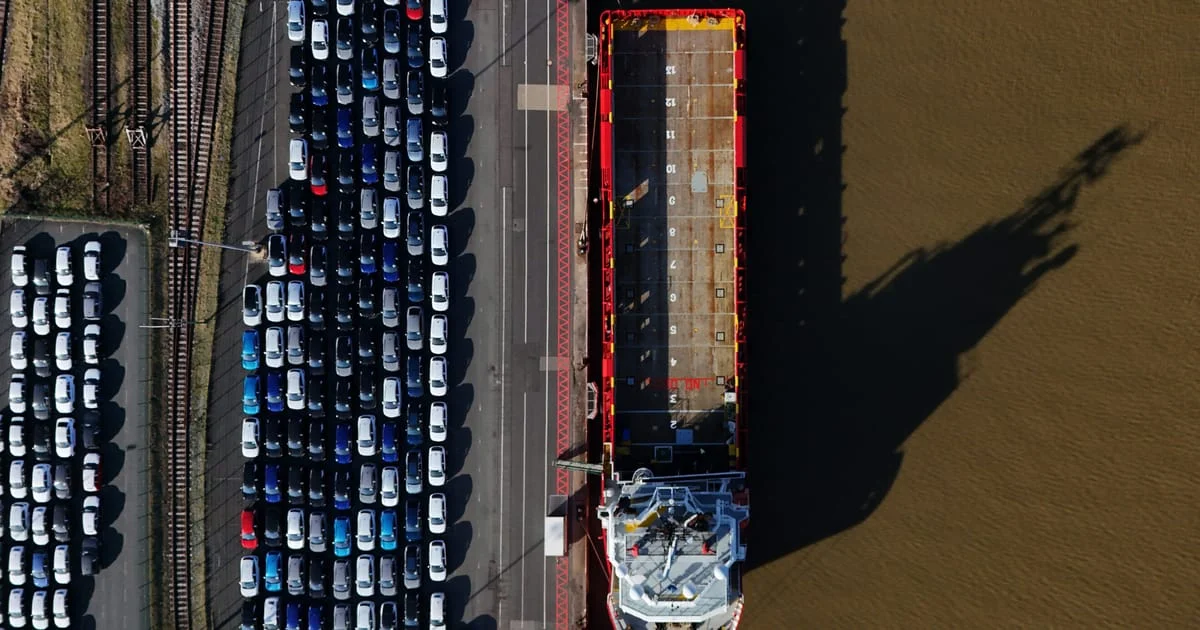 EU keeps options open as Trump threatens 25% auto tariffs