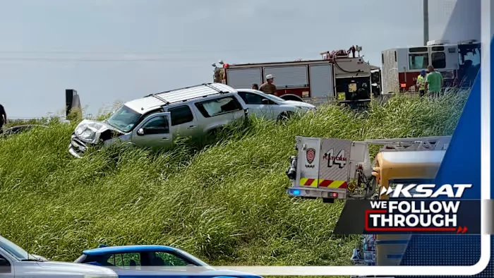 Medical emergency spurs chain-reaction crash on US 281 in San Antonio, injuring two girls