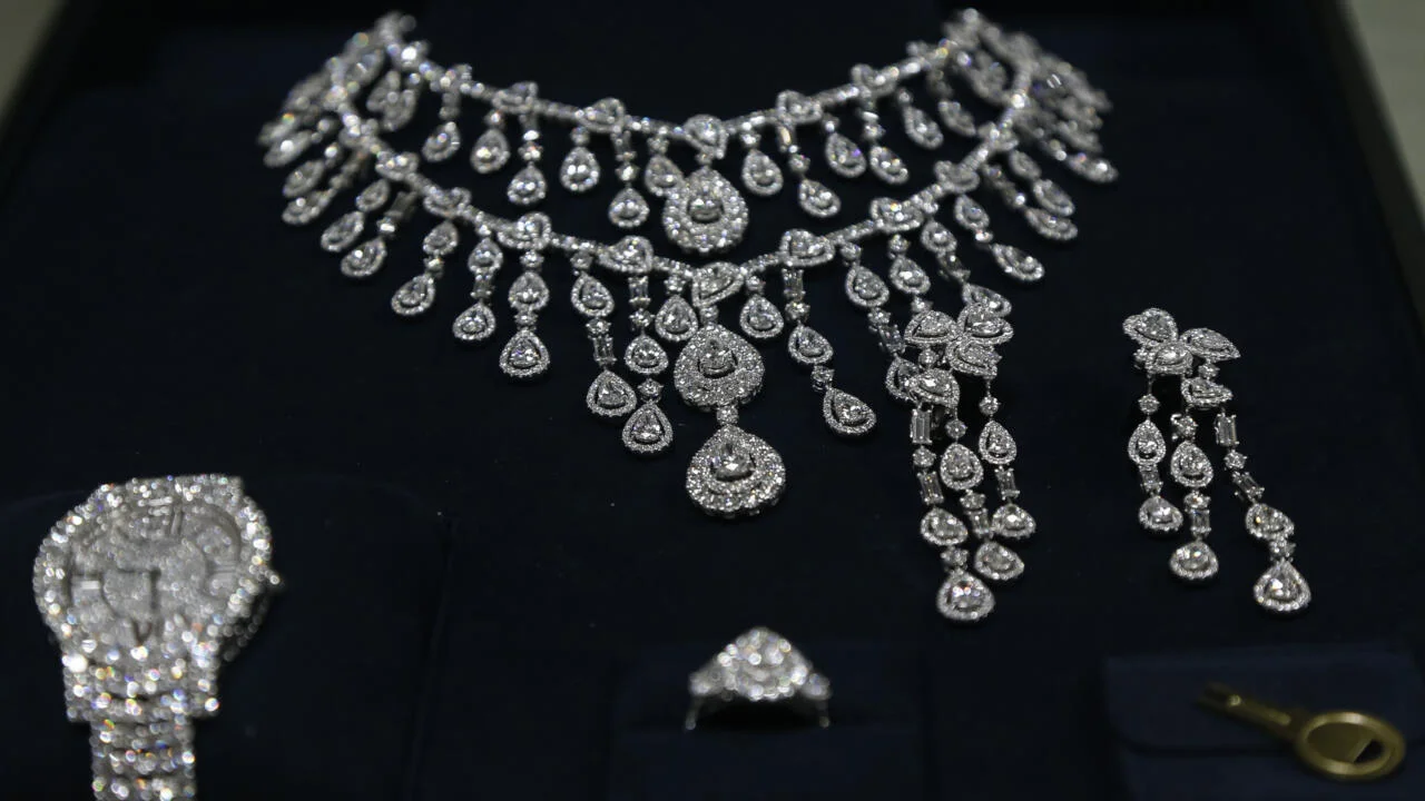 "Bolsonaro Ordered to Return Smuggled Saudi Jewels Within 5 Days"