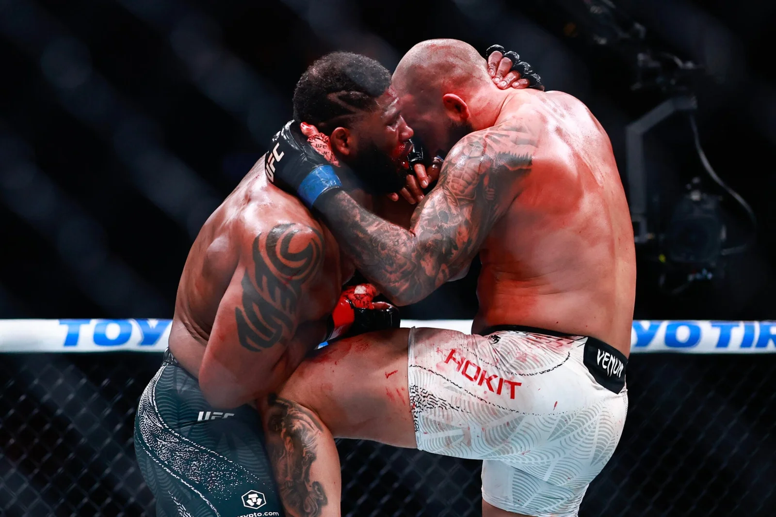 Ambulance banter and a breakout win: Hokit edges Blaydes at UFC 327
