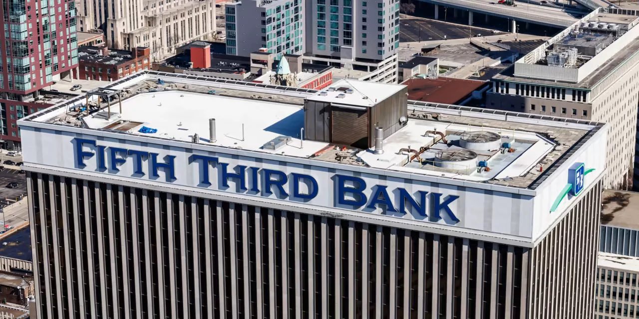 US Regional Banks Struggle with Deposits and Earnings Amidst Economic Uncertainty.