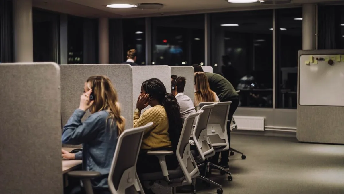 AI Is Quietly Reducing American Desk Jobs, Data Reveal