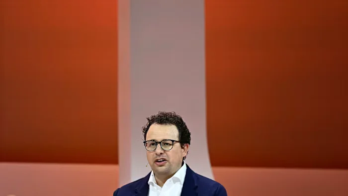 AI stock pullback deepens as leaders urge development restraint