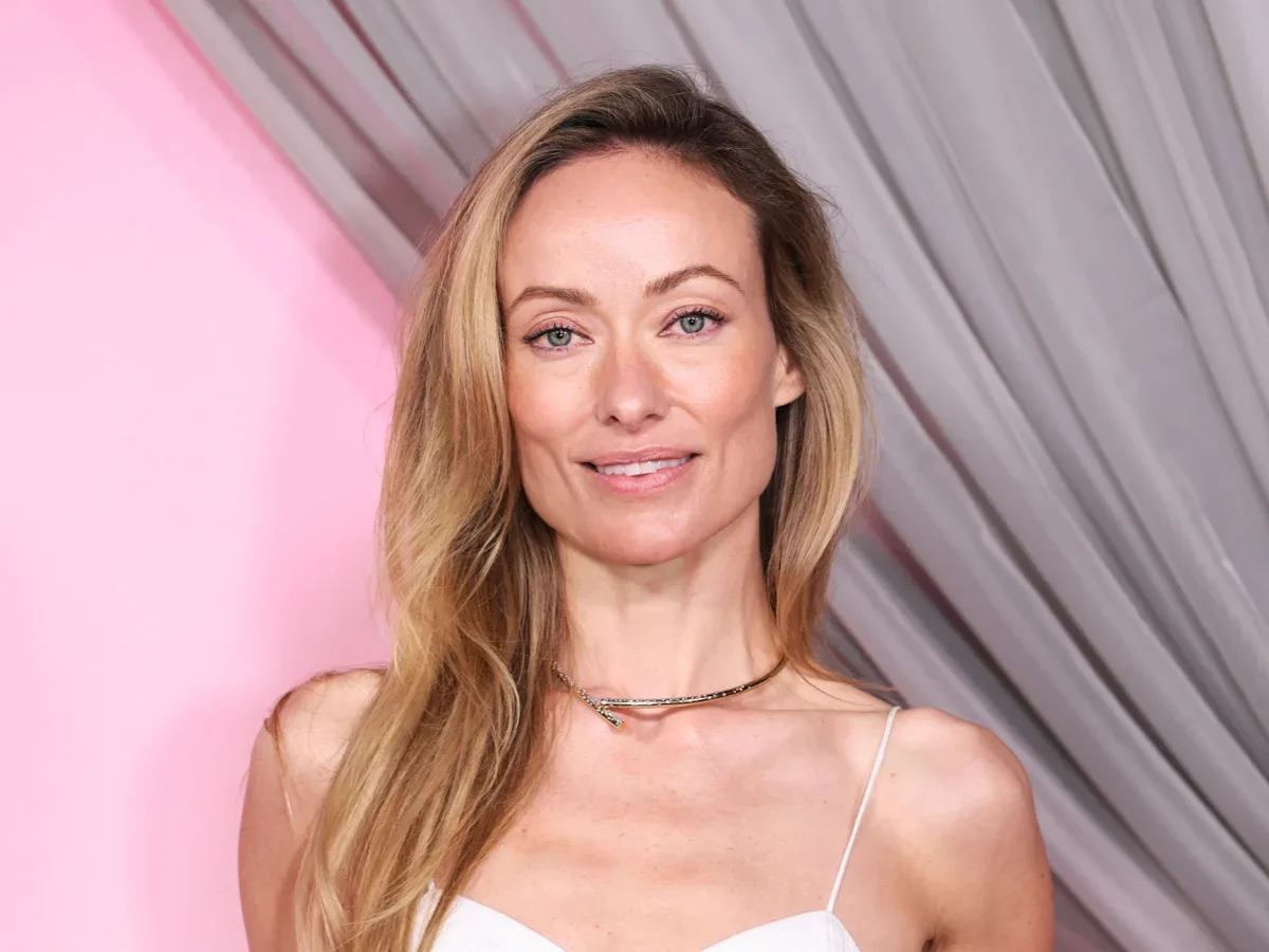 Olivia Wilde Clarifies Onstage Papers Incident: Sudeikis Didn’t Intend It, She Says