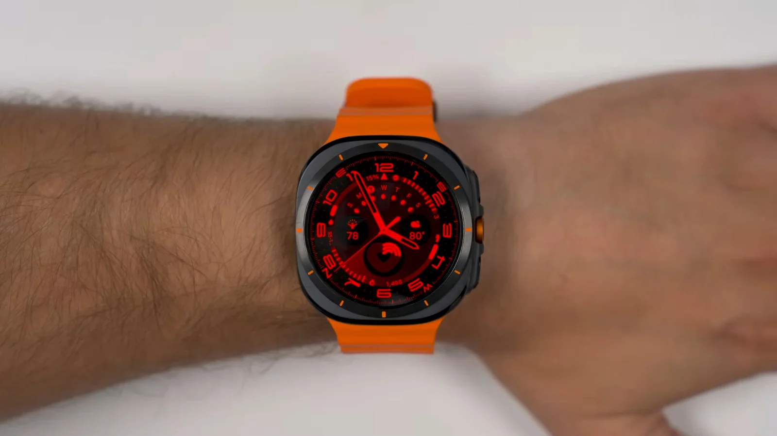 Red Glow Explained: Night Mode Makes Your Galaxy Watch Ultra Readable in the Dark