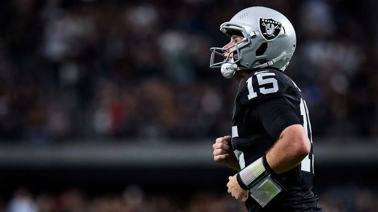 Mendoza shows poise as Raiders begin quarterback development