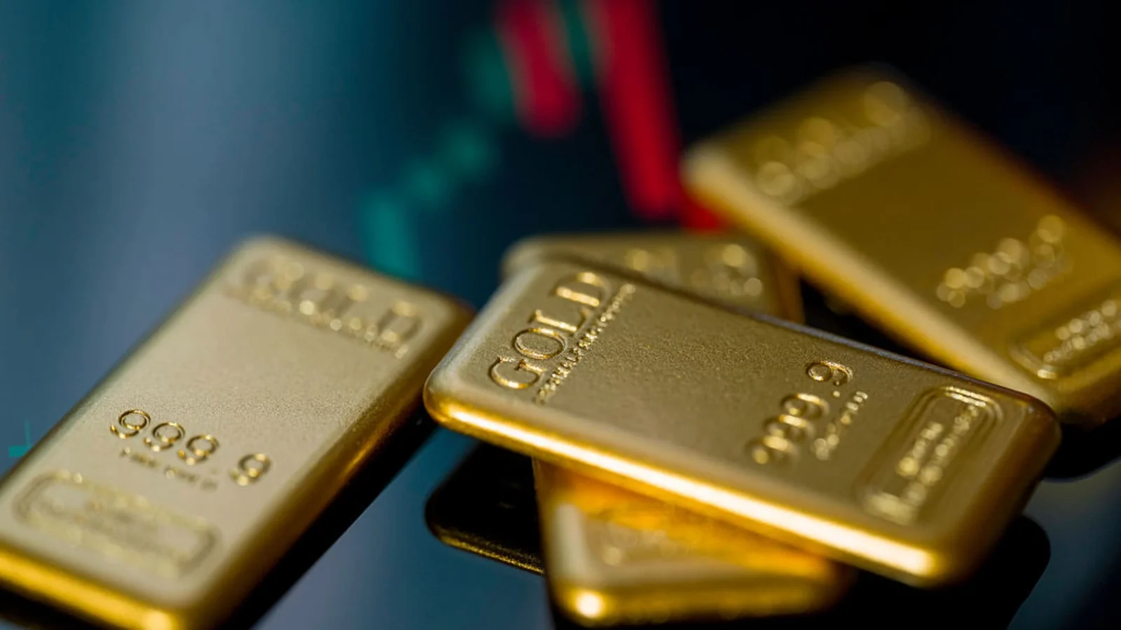 Gold slips on rate-hike fears, posting a 13-year quarterly rout