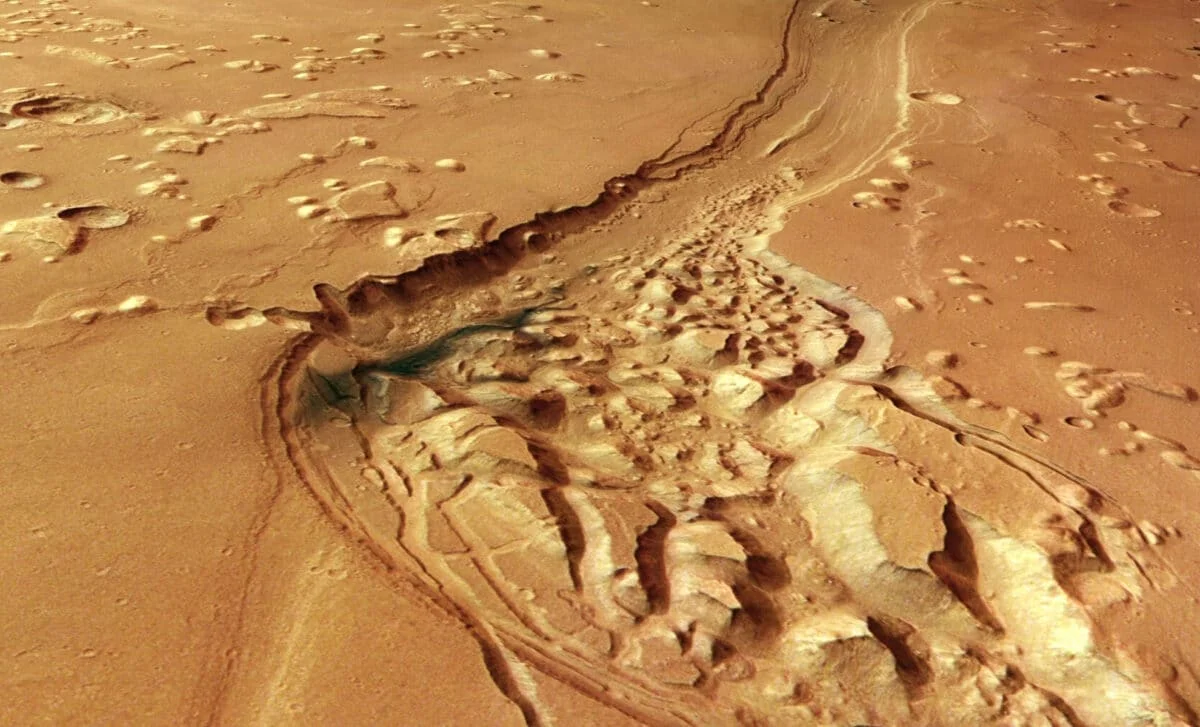 Mars Express Delivers Ultra-High-Res View of a 1,300-km Martian Flood Channel