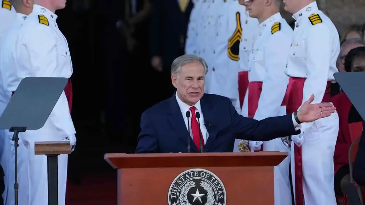 "Texas Governor and Chicago Mayor Clash Over Migrant Crisis Solution"