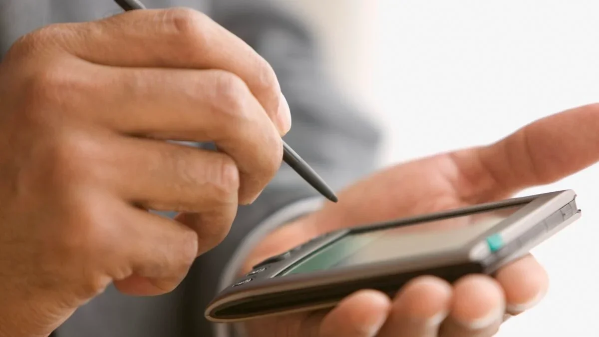 Apple Tests Palm-Pilot Style Stylus for Foldable iPhone