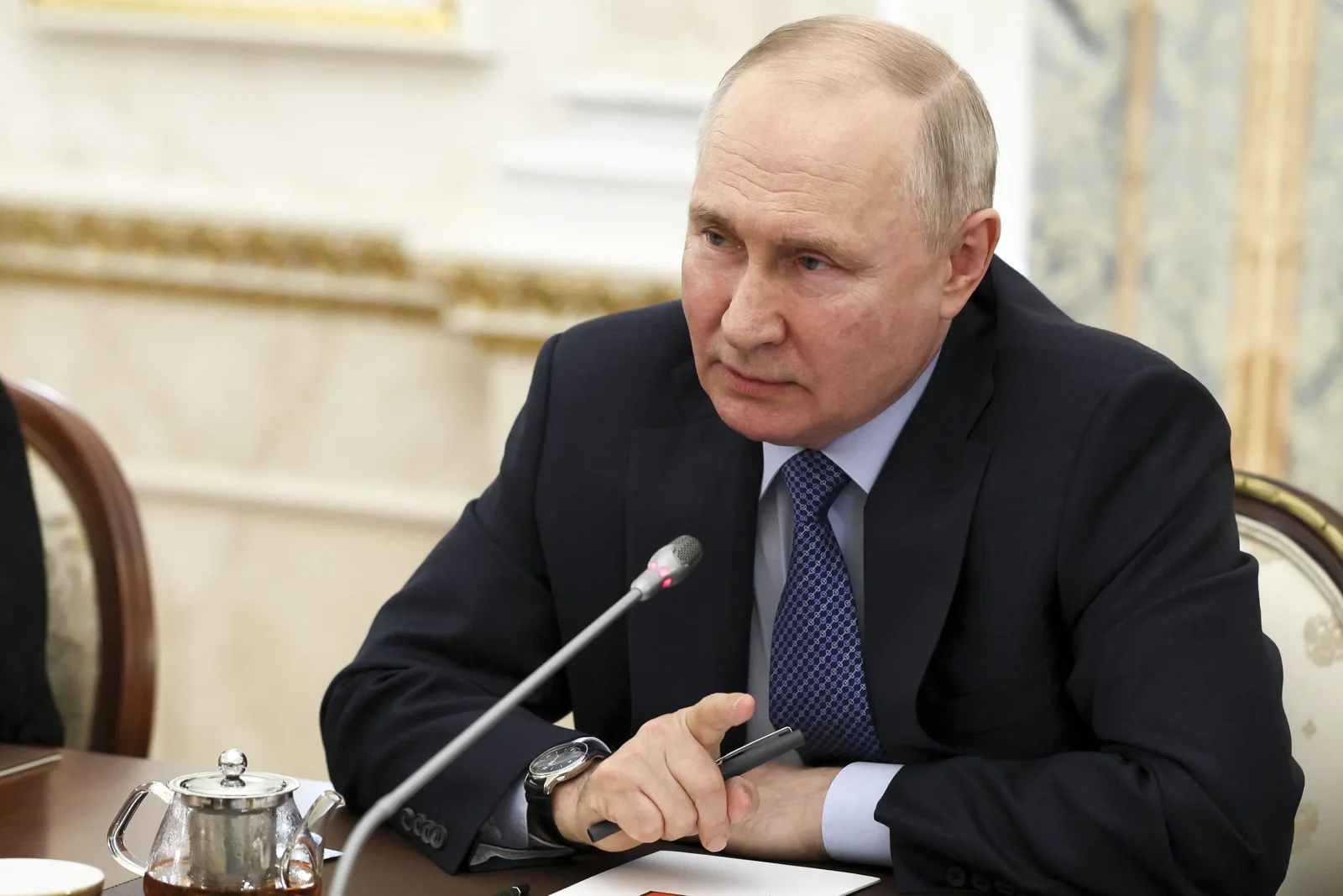 Putin's Mixed Messages on Ukraine: Threats of Offensives and Peace Talks