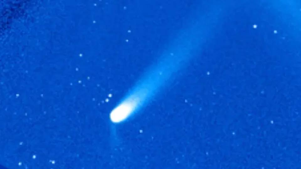 PanSTARRS Flaunts Dual Tails During Close Earth Approach