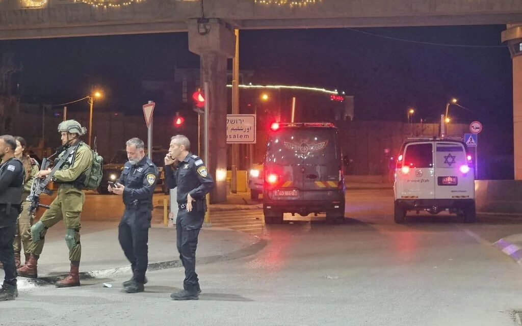 Attacker killed after shooting at Israeli checkpoint near Jerusalem.