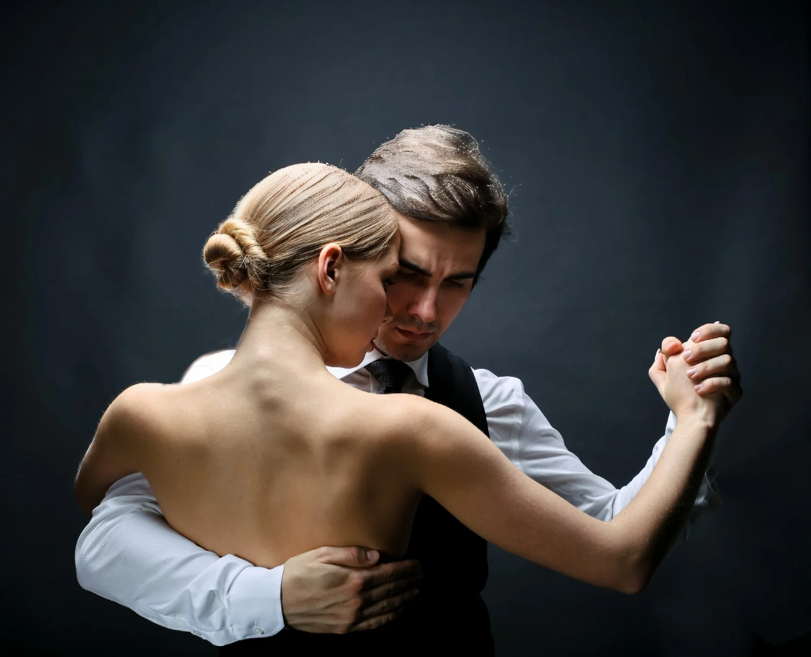Tango Dancers Sync Brains On the Dance Floor