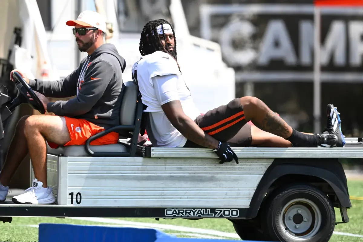 Browns Lose Wright for Season, Sign Veteran Barnett to Fill DE Spot