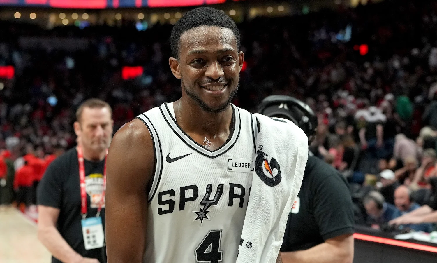 Fox Sparks Spurs Rally to Take 3-1 Lead Over Blazers