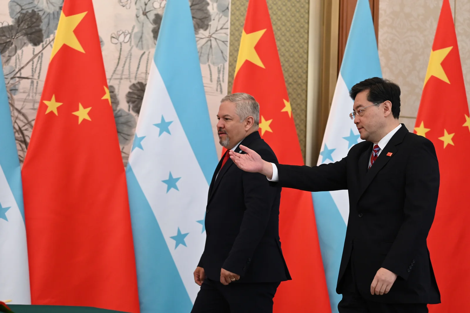 Honduras switches diplomatic recognition from Taiwan to China.