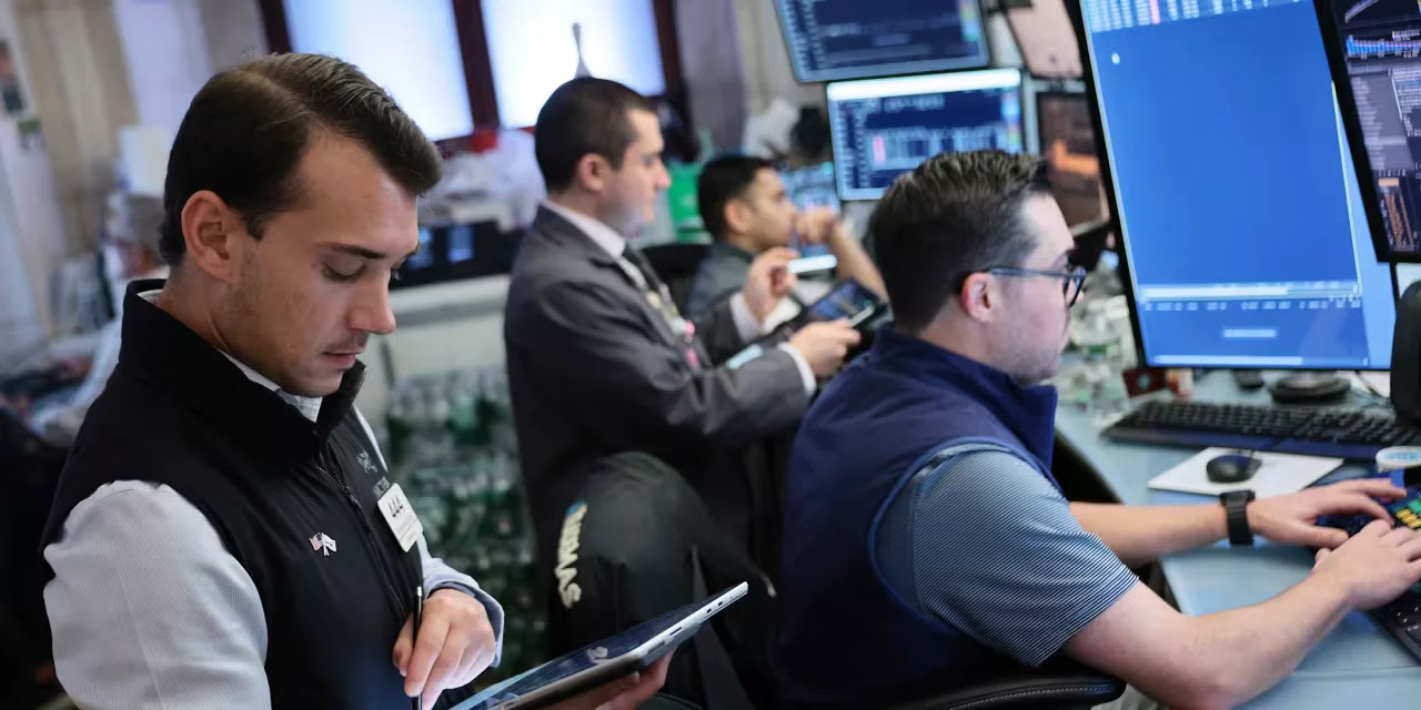 Stock Futures Dip as Jobs Data and Tech Earnings Fray Loom; Oil Rises