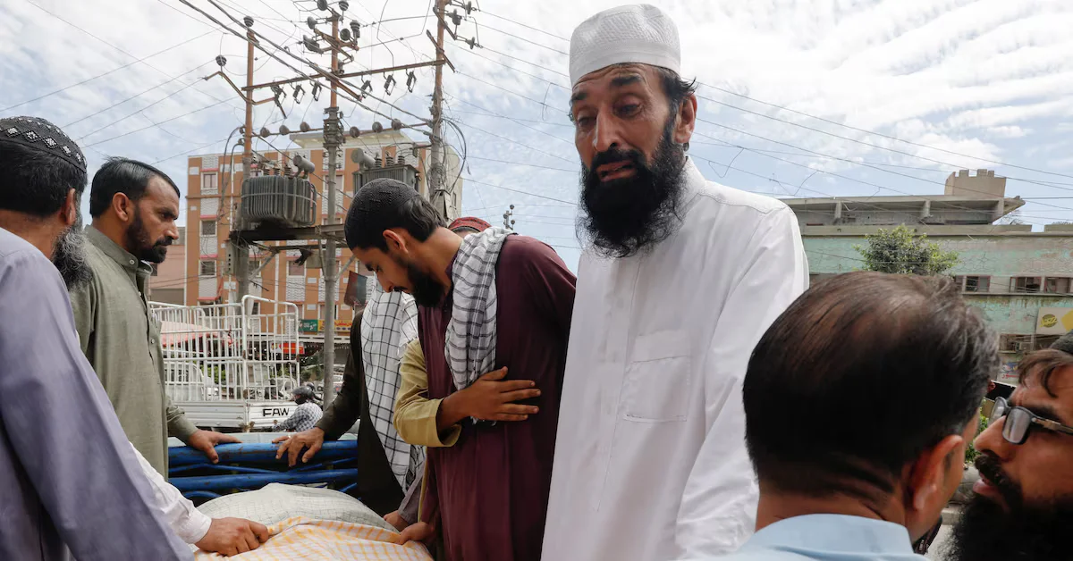 Pakistanis in deadly scramble for scarce donations.