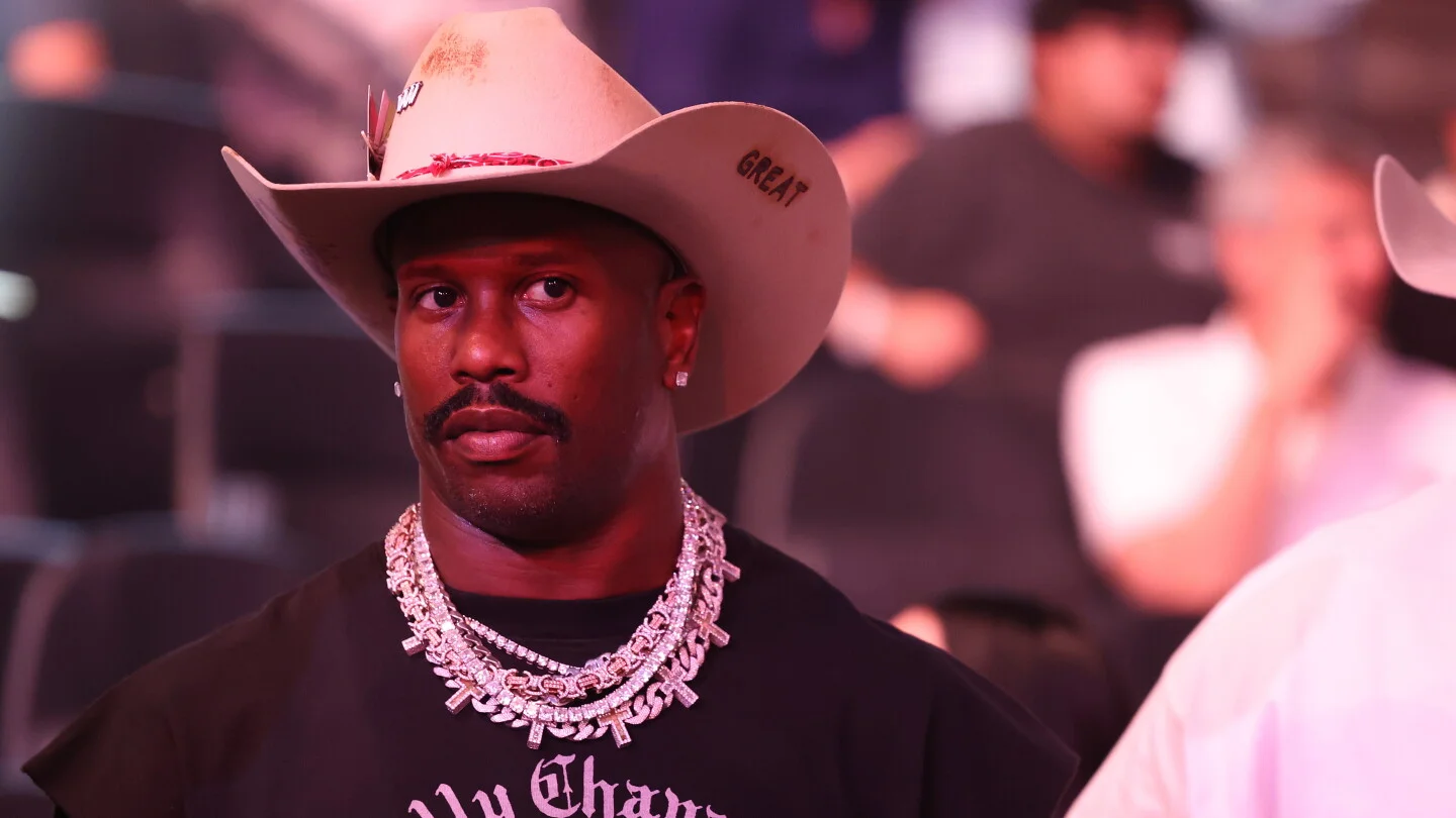 Von Miller Aims for No. 40, Proposes a Jersey Swap with Cowboys FB Luepke