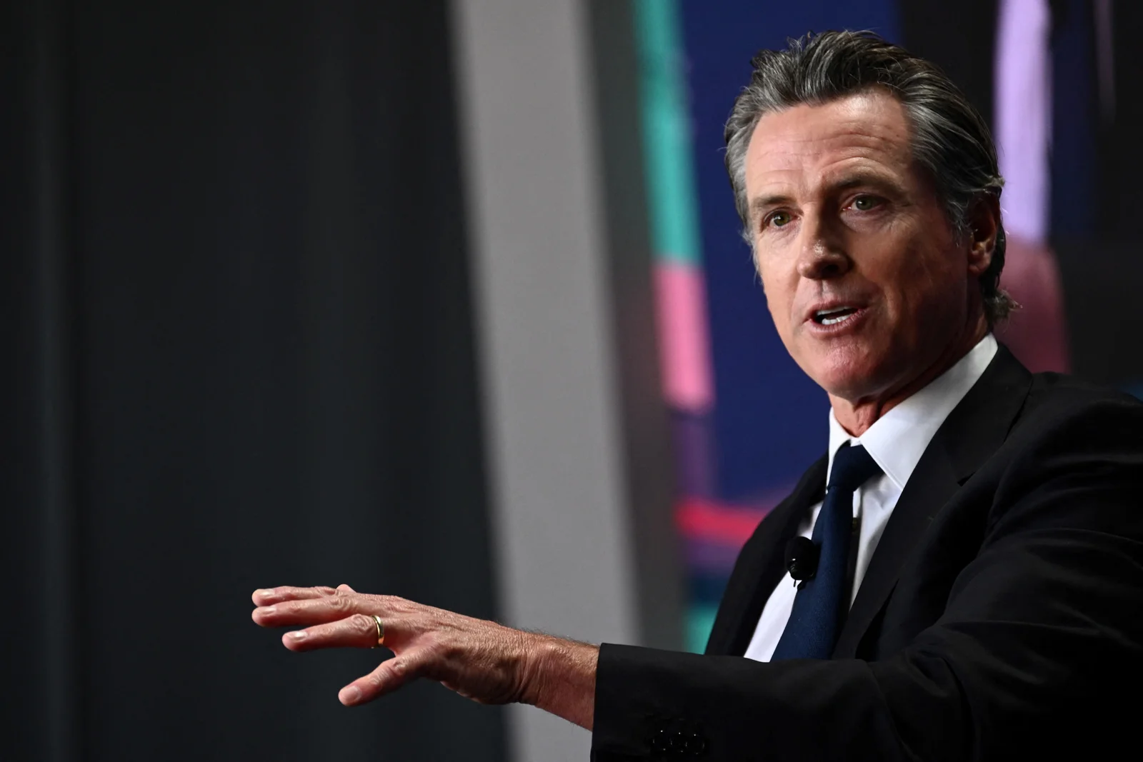 The Political Chess Game of Migrant Flights between Newsom and DeSantis