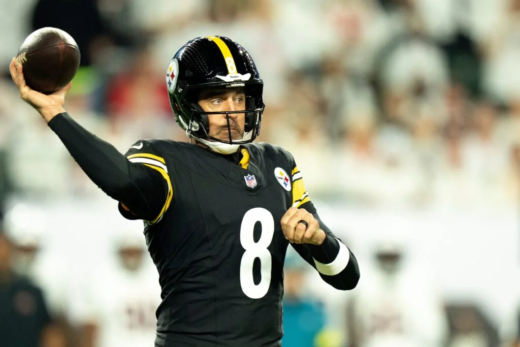 Steelers Put UFA Tender on Aaron Rodgers, Keeping 2026 Door Open