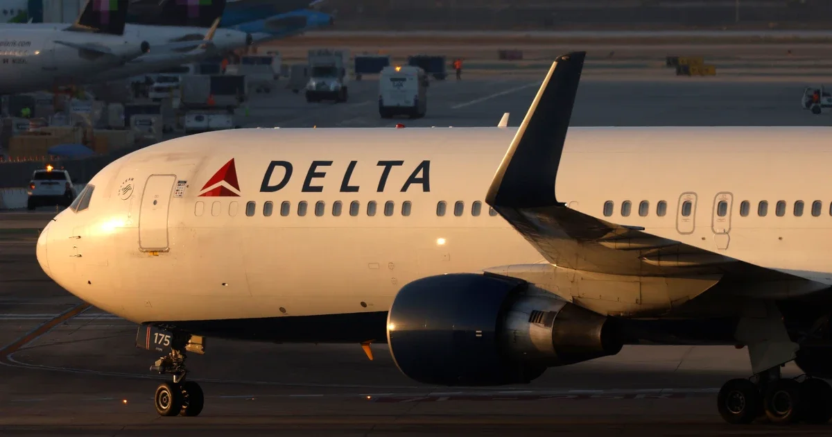 Delta flight struck by fireworks during Chicago landing; safe arrival