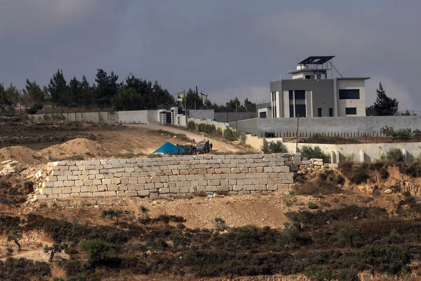 Qusra siege tests IDF's role as settlers besiege Palestinian homes
