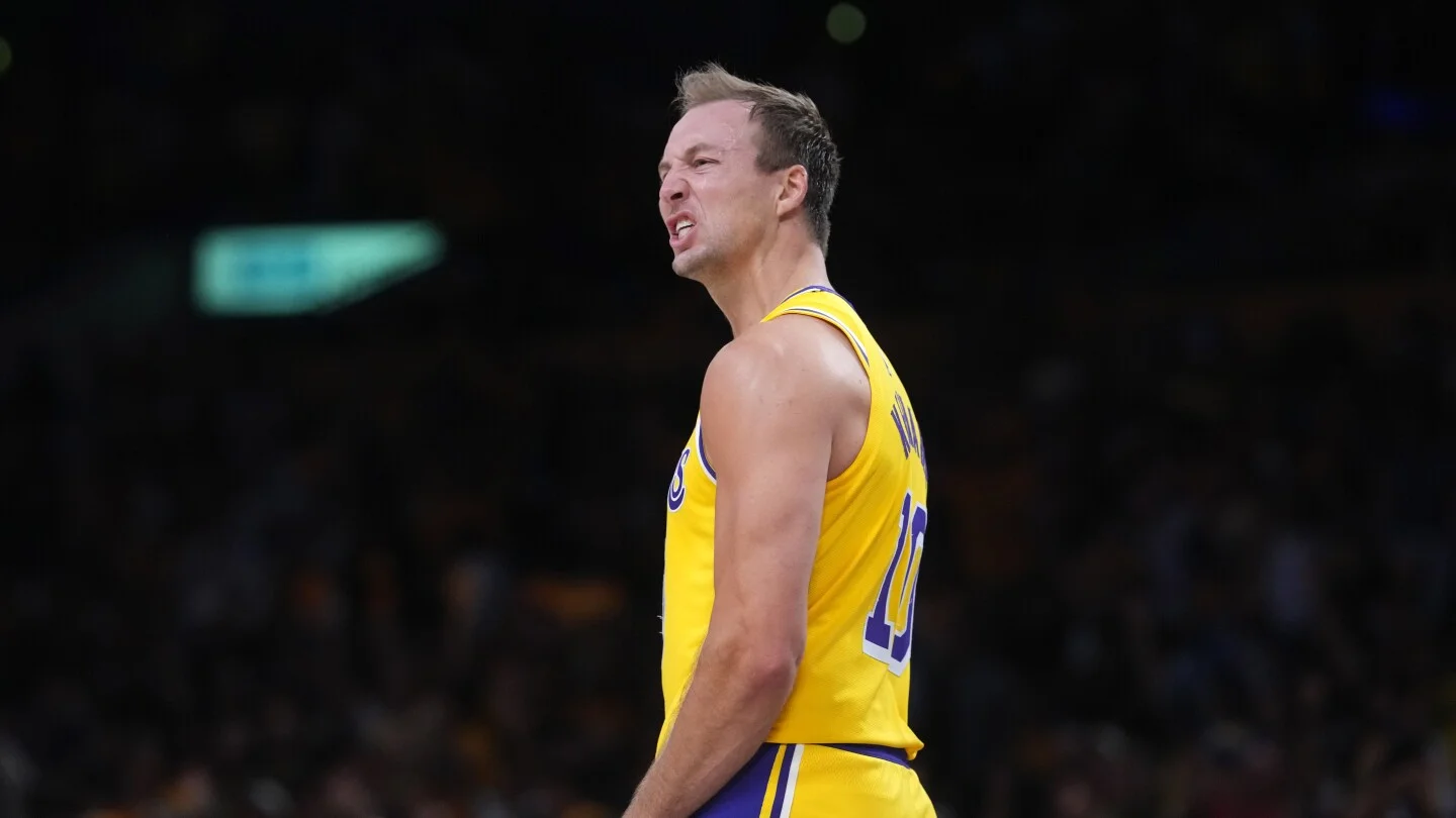 Kennard's playoff career-high fuels Lakers past Rockets in Game 1