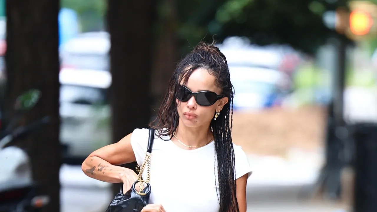 Zoë Kravitz Reboots the Kick-Flare Denim Trend