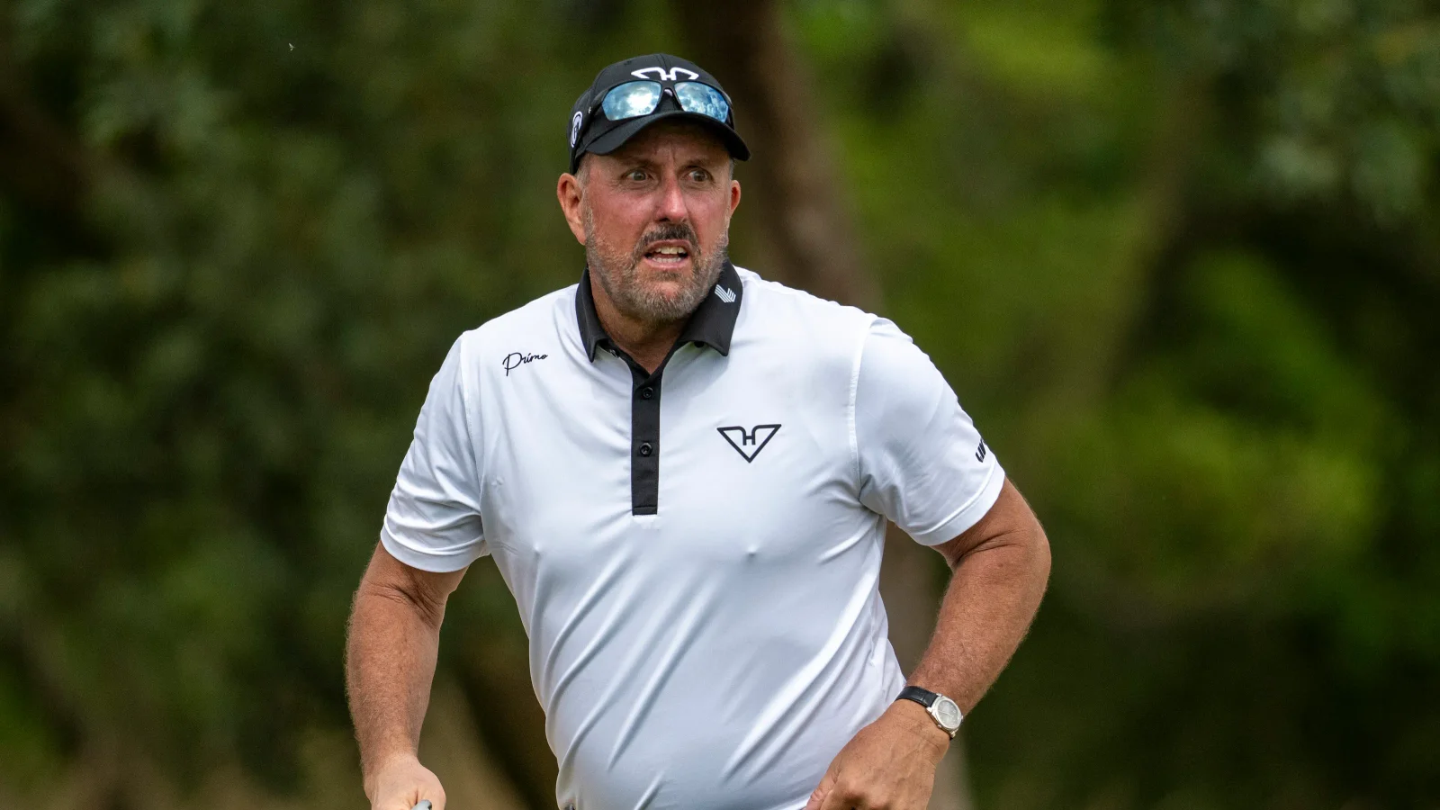 Mickelson faces allegation, exits private club amid dispute
