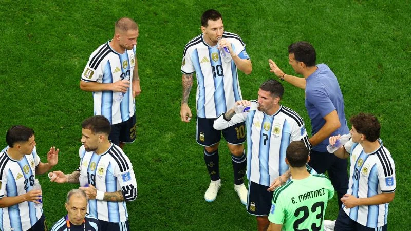 World Cup hydration breaks spark stadium-wide karaoke to drown out boos