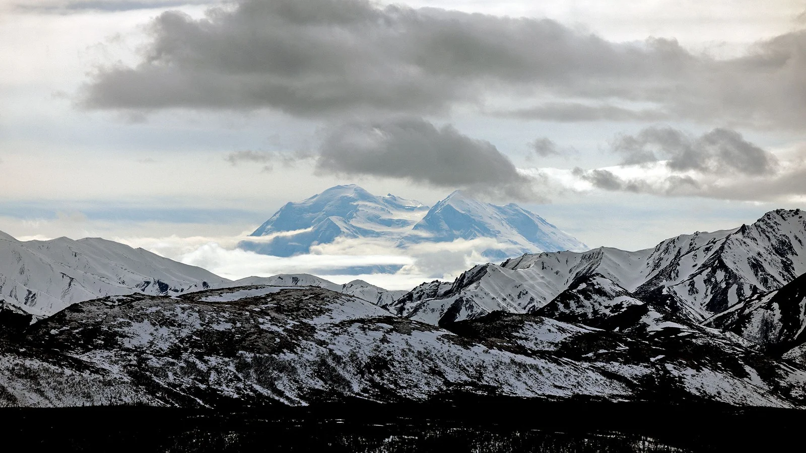 Line of tiny quakes reveals Alaska's hidden Yakutat microplate