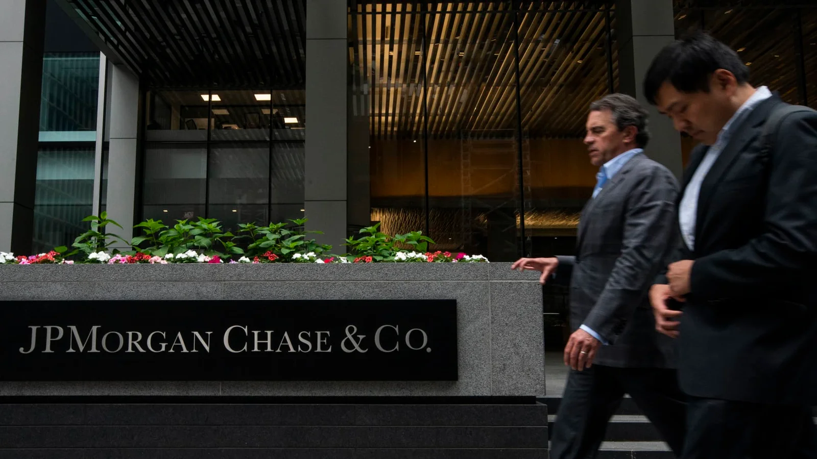 "Banks' Big Profits Fail to Translate into Market Success"