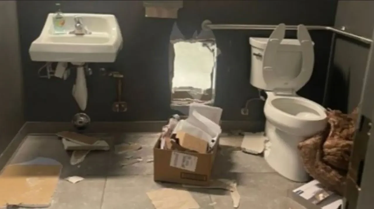 Burglars tunnel through coffee shop wall to steal $500K from Apple Store.