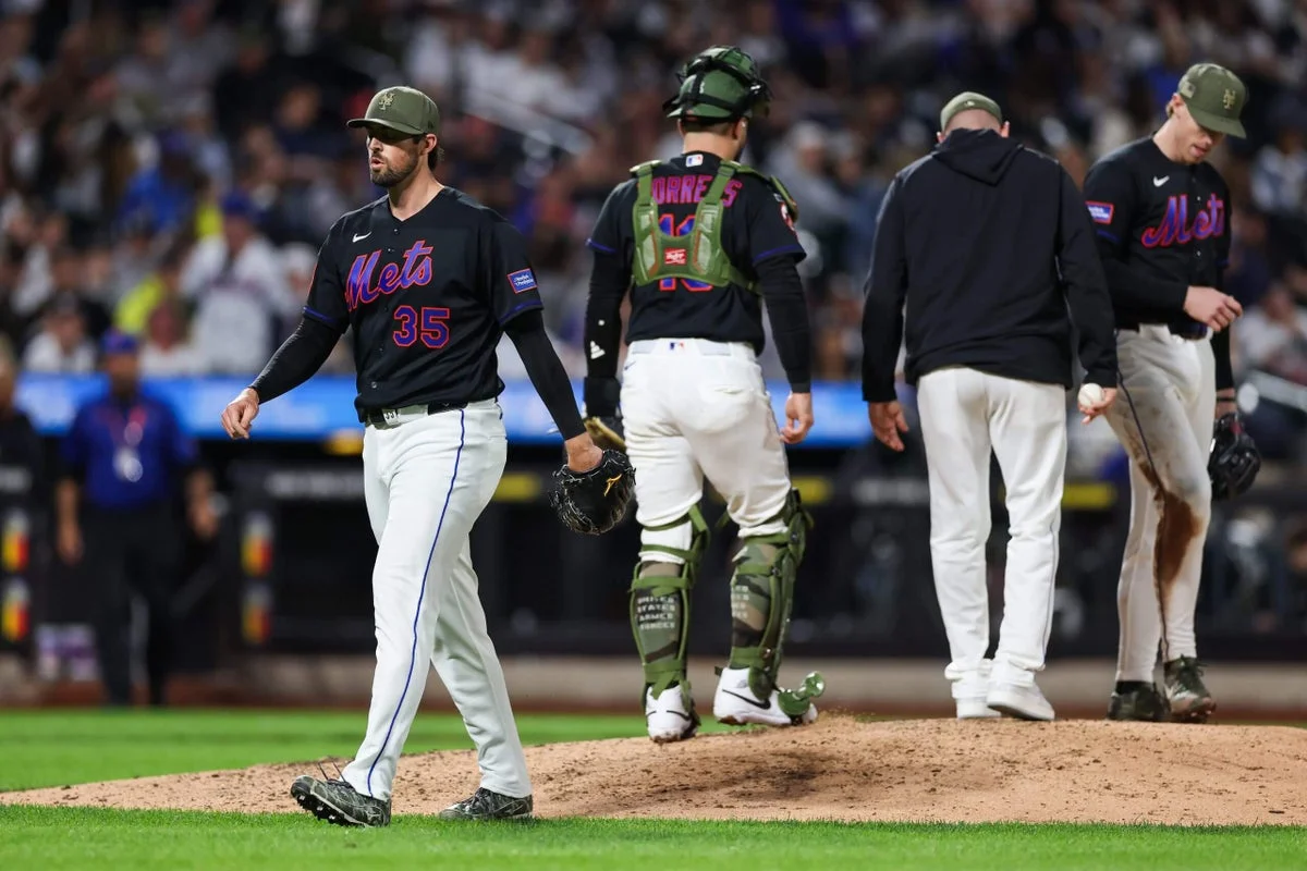Mets' Holmes fractures fibula, sidelined for a long stretch