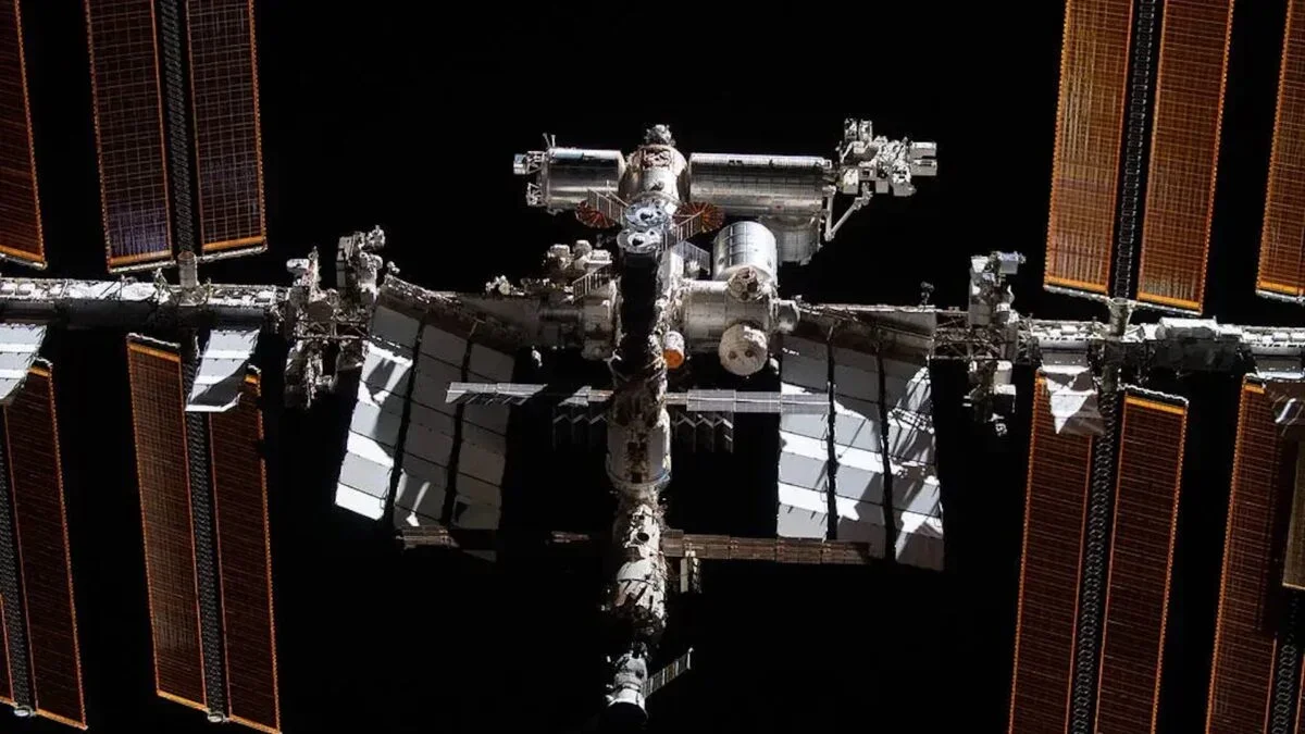 ISS Air Leak Sparks High-Stakes Repair Debate