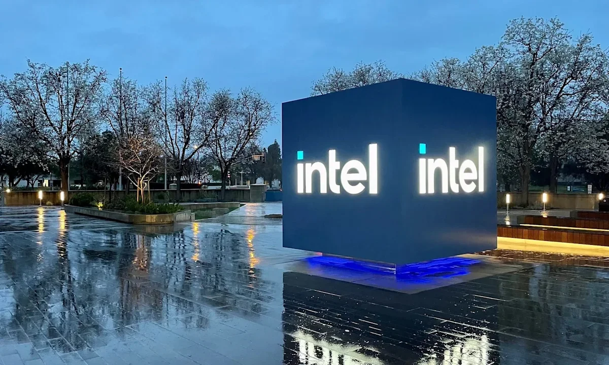 Trump touts Intel-Apple chip pact as a milestone for U.S. manufacturing