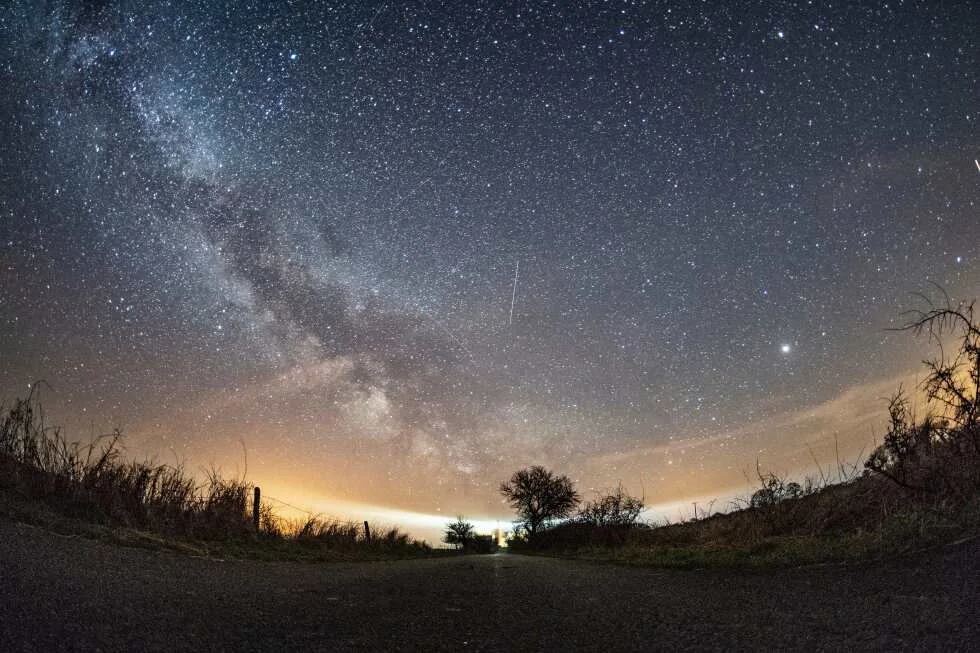 Spring Night Sky Lights Up as Lyrid Meteor Shower Peaks