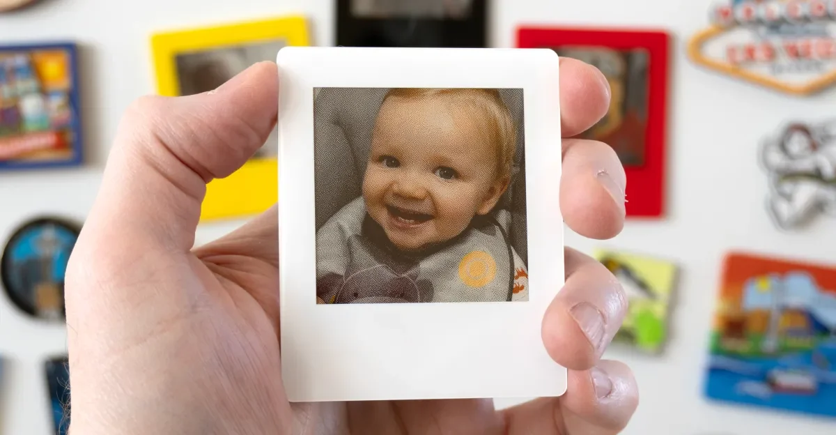 Fridge Memories Go Digital: The Battery-Free NFC E‑Ink Snap