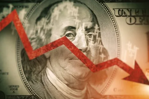 Gold Dips 29% From Peak as Dollar Strength and Fed Bets Rise