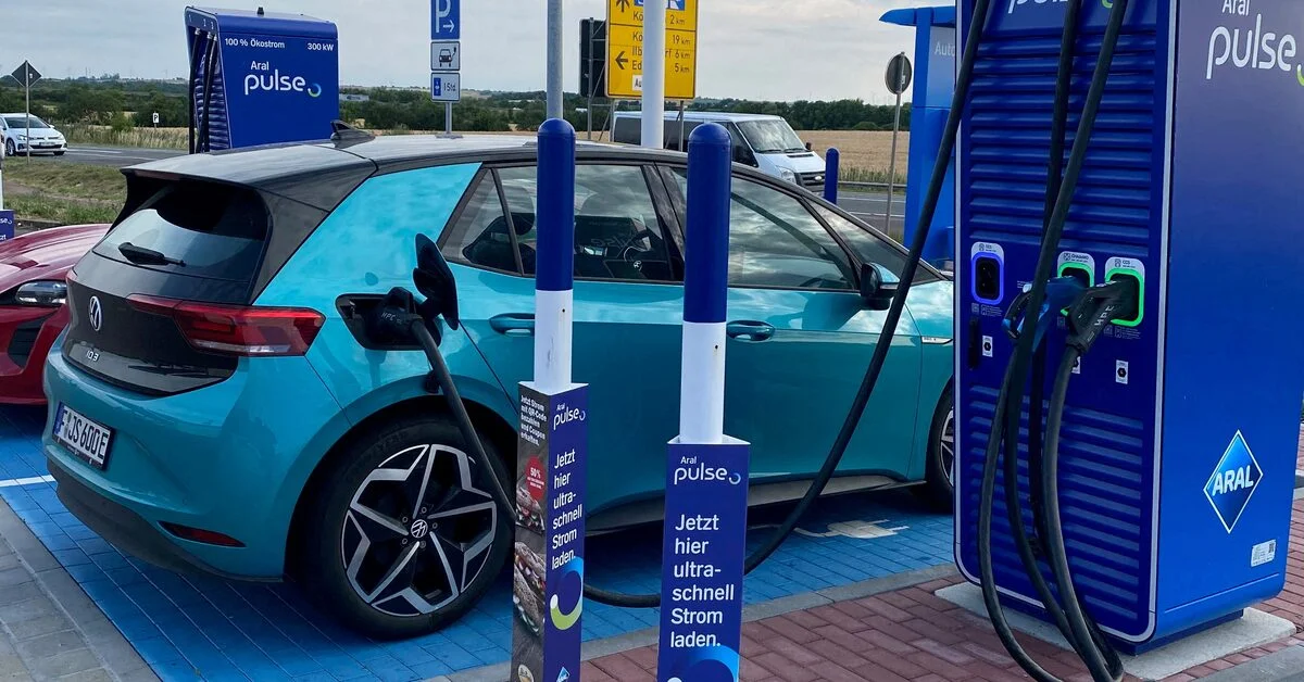 Brexit threatens UK car industry with disaster, warns experts.