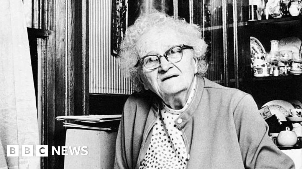 Blue plaque honors pioneering astronomer who decoded stellar makeup
