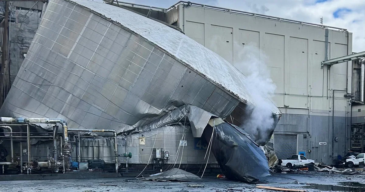Washington paper-mill chemical tank bursts; crews race to account for workers