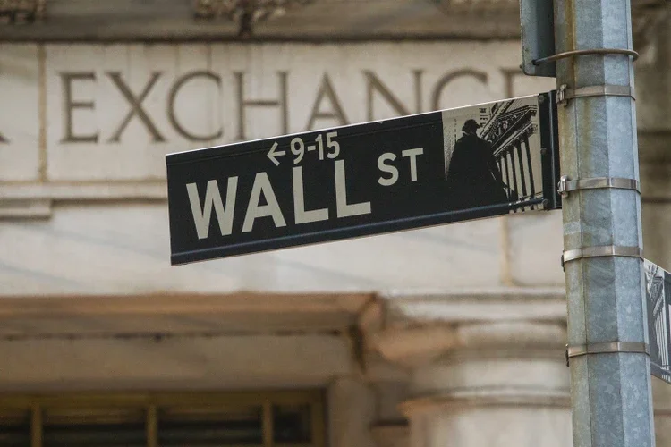 Stocks dip as focus shifts to employment numbers.