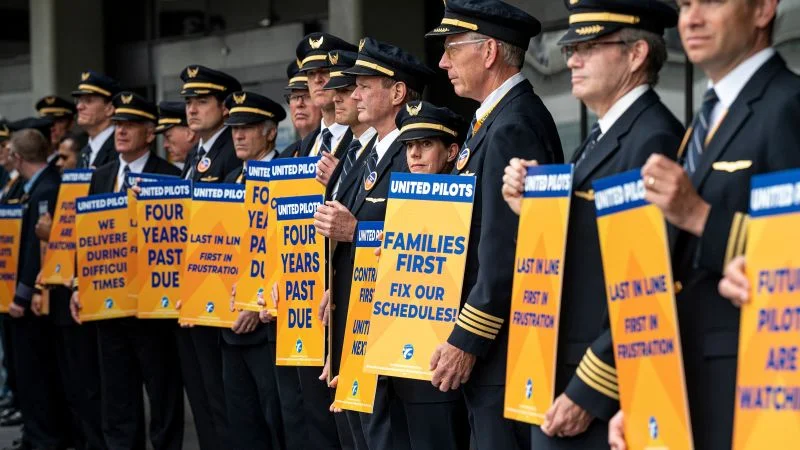 United Airlines pilots secure significant pay raises in new labor agreement