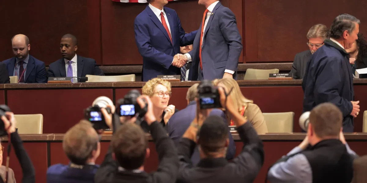 Democrats Back GOP Spying Bill as 702 Extension Heads to Senate