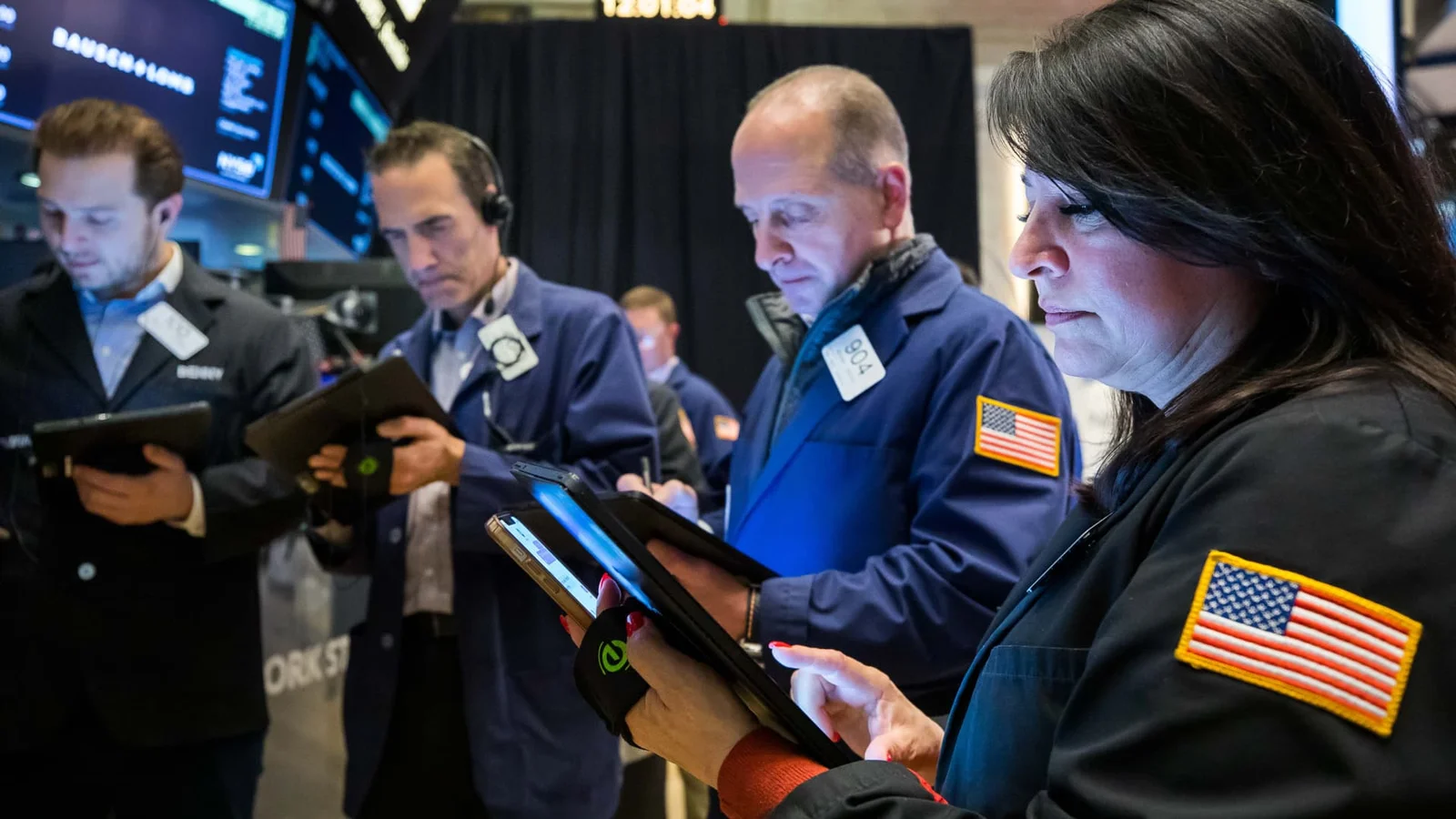 Stock markets show cautious optimism amidst debt ceiling talks and Fed rate hike outlook.